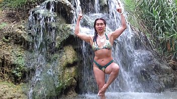 Luzya na cachoeira