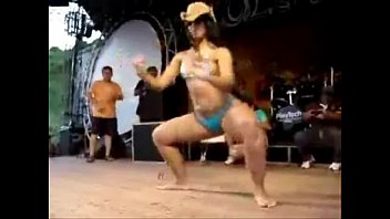 Minetes dancando sexy