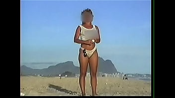 Mulher do corno dando na praia