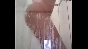 Pai filmando filha tomando banho