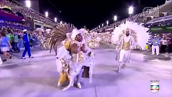 Desfile de mulheres nua no carnaval