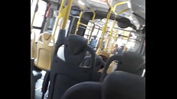 Exibindo o pau no ônibus