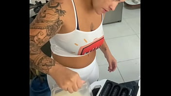 Fazendo sex na cozinha com a novinha