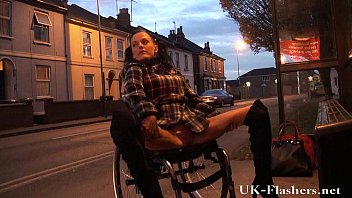 Fazendo sexo com tia de cadeira de rodas