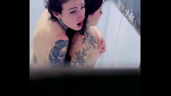 Filmei minha amiga tomando banho