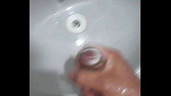 Jovem batendo punheta no banheiro