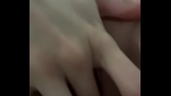 Mujer metiendose los dedos