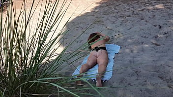 Mulher briga com namorado na praia e bota gaia com estranho