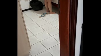 Patrão filmando empregada tomando banho escondido
