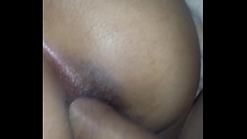 Vídeo de mulher morena se masturbando sem mostrar o rosto