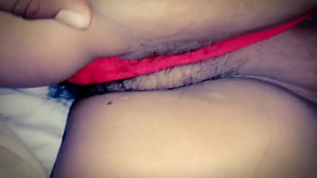 Corroas loiraa se masturbano de fio dental vermelho