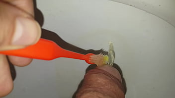 Enfiando escova de dente