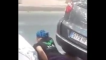 Garota  tirando  a calcinha  na rua