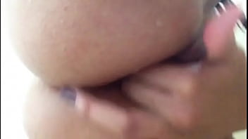 Hana lily socando dildo no cu