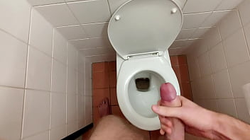 Madrasta pegando o intiado no banheiro
