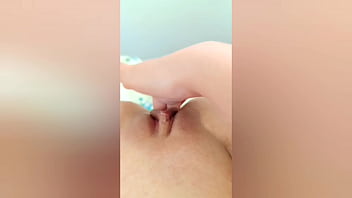 Mãe safada fica pelada na frente do seu filho mais novo e virgem e deixa ele fazer carinho na buceta dela porno