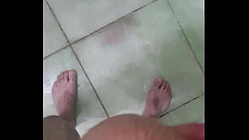Masturbação no banheiro até gozar