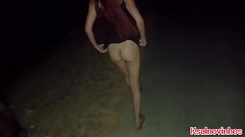 Mulher fode na praia á noite