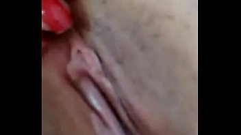 Mulher se masturbando com bct rosinha