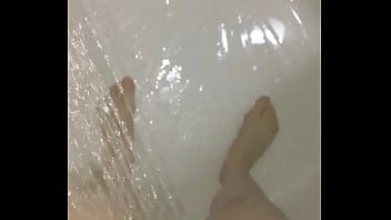 Mulher transando no banho tiranfo a calcinha