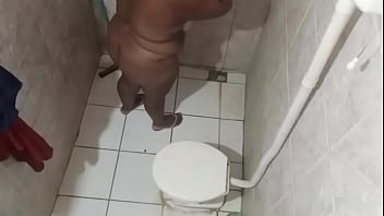 Camera escondida no banheiro de casa flagra mulher indo tomar banho