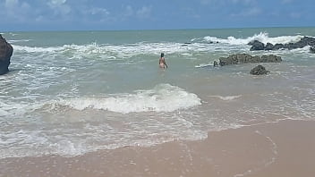 Casada fudendo em praia de nudismo