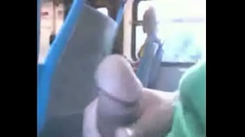 Gordinha se masturbando no ônibus