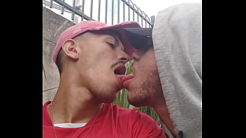 Morenos comendo o cu do gay