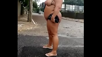 Mulher bucetudas bandida retida se masturbando na rua