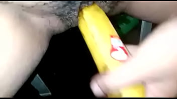 Se masturbando com a banana