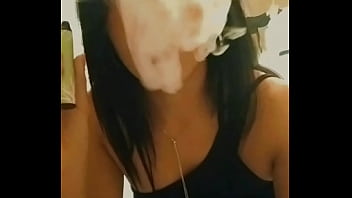 Sexo travesti fumando cigarro