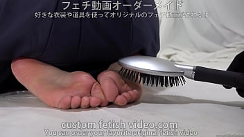 Mulher se masturbando com escova de cabelo