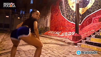 Novinha brasileira rabuda mostrando buceta