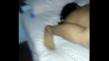 Gordinha da buceta cabeluda fazendo sexo com dois homens