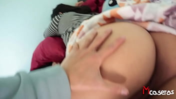 Vídeo de sexo irmão entra no quarto da irmã sonolento e come ela e goza dentro