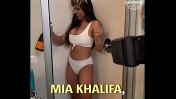 Mia Kalifa cavalgando no pau