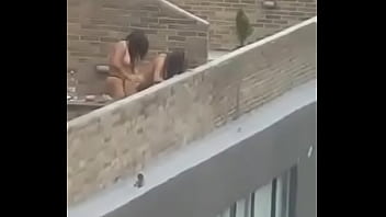 Mujer asiendo el amor con un torro