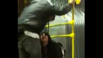 Mulher se mastubando  no ônibus