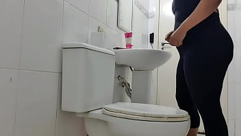 Velho comendo secretaria no banheiro da clinica